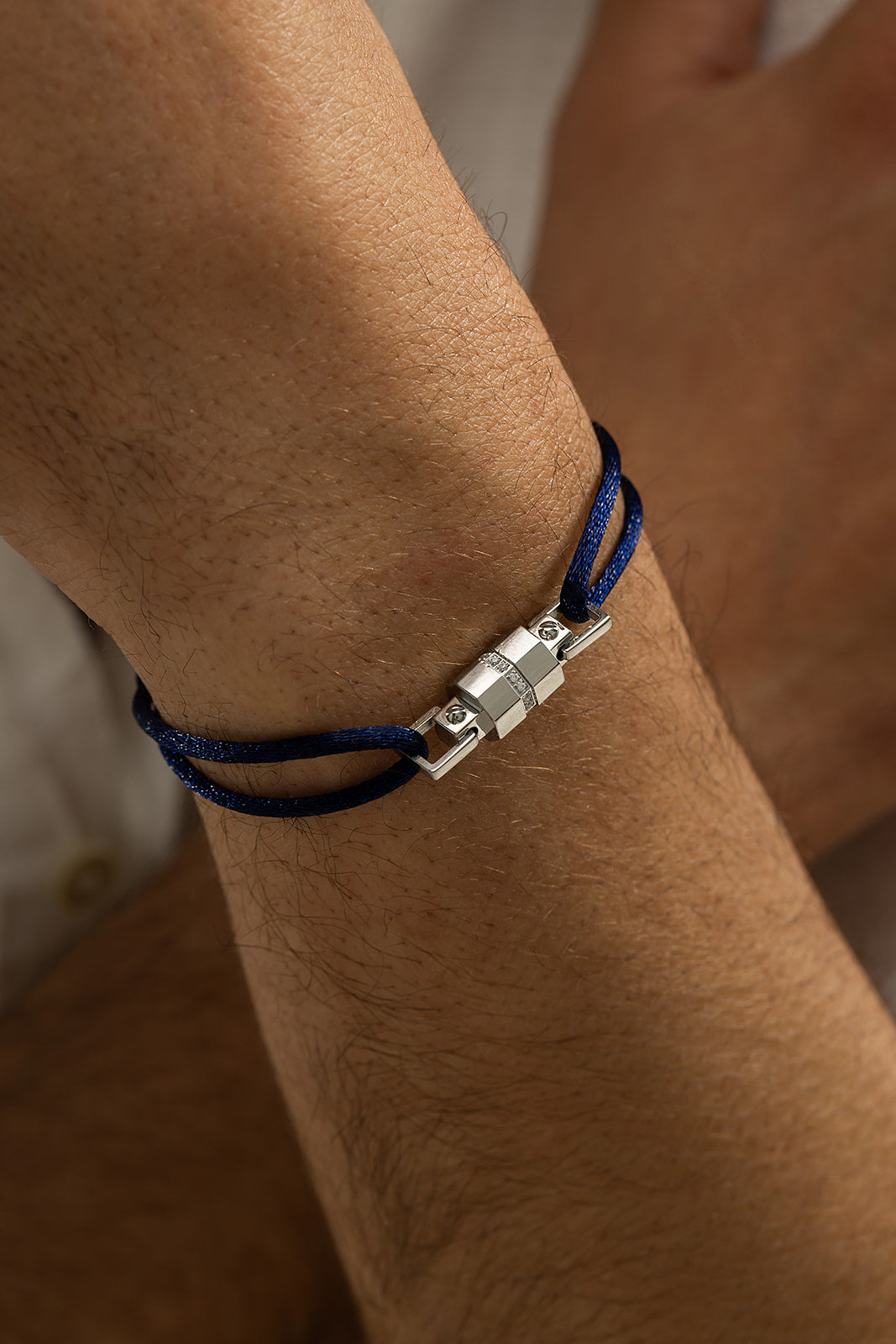 Midnight Lock donkerblauw armband goudkleurig, handgemaakt voor luxe heren sieraden in premium kwaliteit.