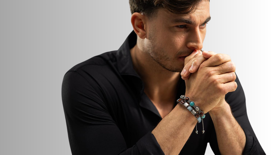 Man draagt twee handgemaakte armbanden met edelstenen